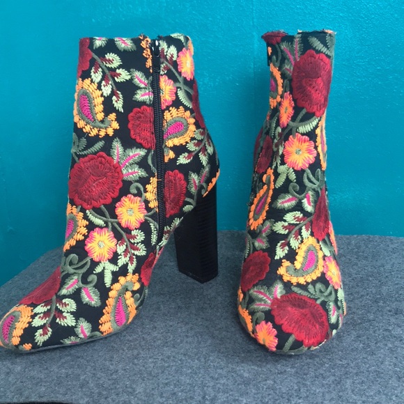 Wild Diva Shoes - Embroidered black booties